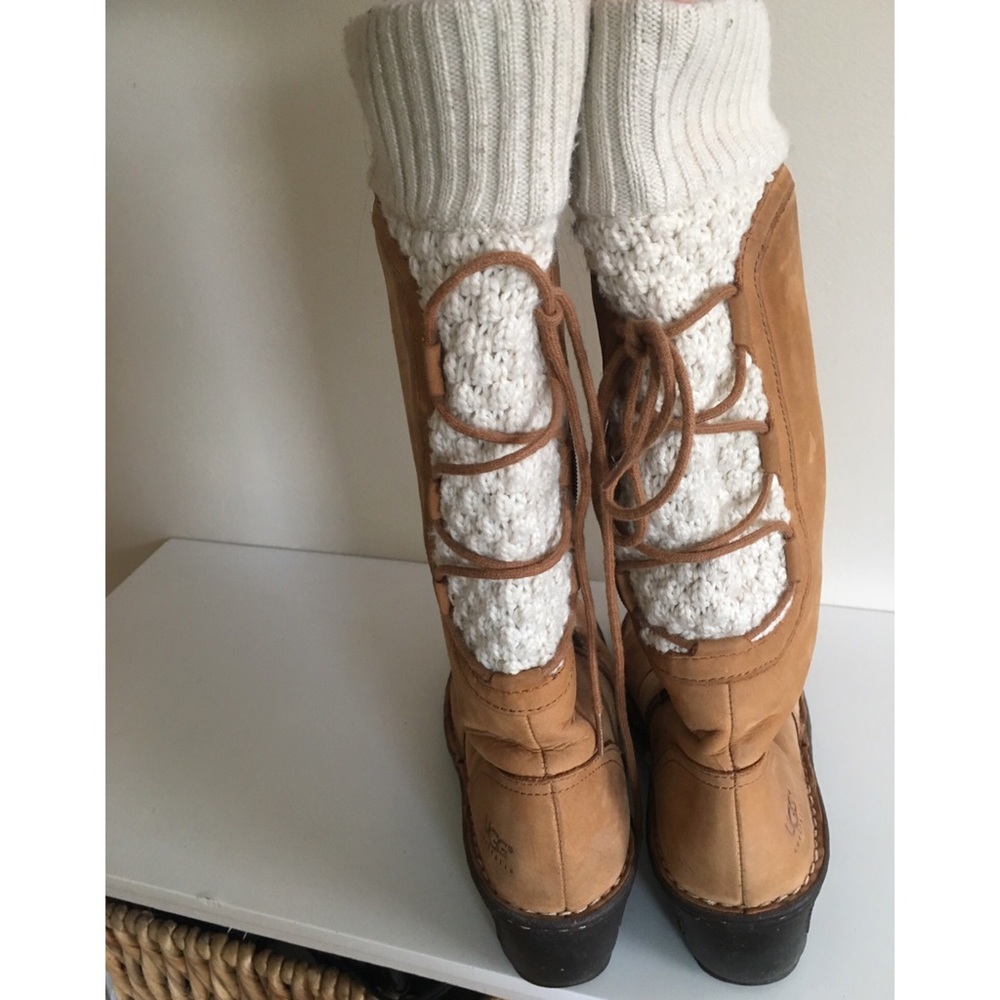 🚨UGG Platform Boot Lace Up Back 👢